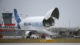 "Beluga"-Airbus mit geöffneter Frontluke beim Beladen in Hamburg