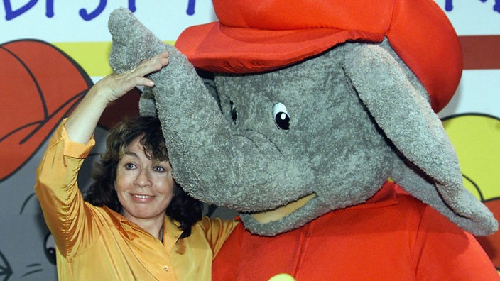 Elfie Donnelly, Erfinderin von Benjamin Blümchen, mit großem Plüsch-Elefanten