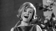 Die 17-jährige dänische Sängerin Gitte Haenning bei einem Auftritt am 15.06.1963 bei den Deutschen Schlagerfestspielen im Kurhaus in Baden-Baden