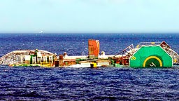 Der Moment des Untergangs: Die P-36 Petrobras-Ölplattform am 20.3.2001vor der Küste Brasiliens. Die größte Bohrinsel der Welt ist fünf Tage nach einem Explosionsunglück vollständig im Atlantik versunken.