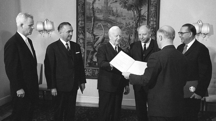Ewald Bucher, Erich Mende, Bundespräsident Heinrich Lübke, Minister Walter Scheel und Rolf Dahlgrün, davor der persönliche Referent des Bundespräsidenten mit den Entlassungsurkunden der vier FDP-Minister am 28.10.1966