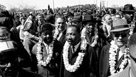 Der Protestmarsch von Selma nach Montgomery überquert - zusammen mit Martin Luther King - am 21.03.1965 die Edmund-Pettus-Brücke