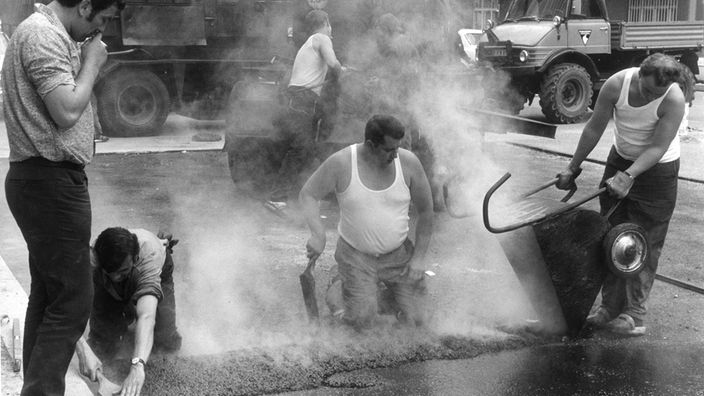 Straßenbauarbeiter verarbeiten Teer (Berlin in den 1960er Jahren)
