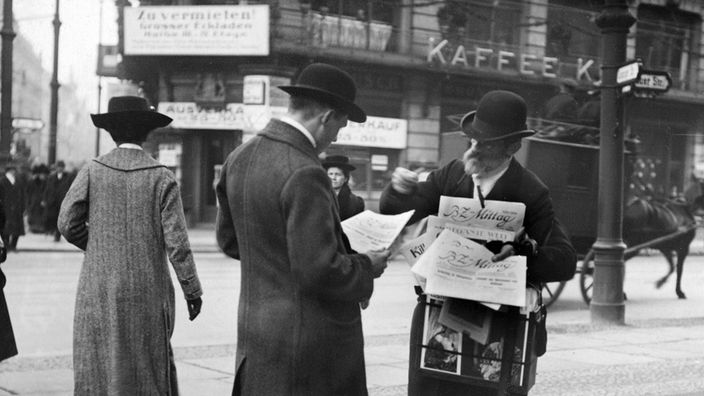 Berliner Straßenhändler verkauft B.Z. am Mittag an Kunden, um 1913