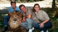 Hari Rhodes, Marshall Thompson, Cheryl Miller (v.l.) mit dem Löwen Clarence in "Daktari"          