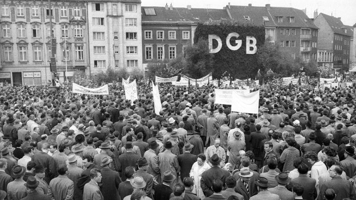 Maikundgebung und Metallarbeiterstreik 1963, im Hintergrund das DGB-Logo