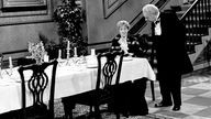 Freddie Frinton als Butler James und May Warden als Miss Sophie in "Dinner for One"