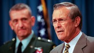 Verteidigungsminister Donald Rumsfeld 2001 im Pentagon