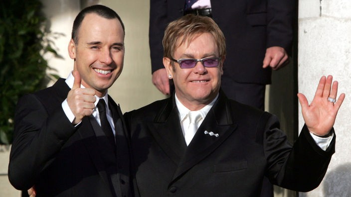 Elton John u. David Furnish am 21.12.2005 nach ihrer zivilen Partnerschaftszeremonie