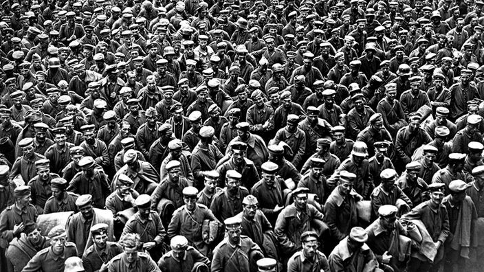 Deutsche Kriegsgefangene nach der Schlacht von Amiens im August 1918 im Ersten Weltkrieg