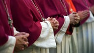 Deutsche Bischöfe mit gefalteten Händen