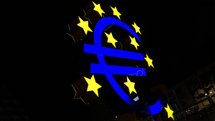 Euro-Skulptur vor der EZB in Frankfurt am Main