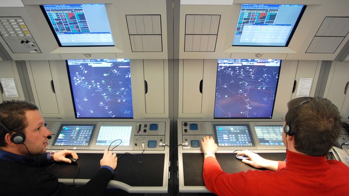 Zwei Eurocontrol-Fluglotsen für den Oberen Luftraum am 25.03.2009 in Maastricht