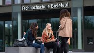 Studenten vor neuer Fachhochschule Bielefeld / 2015