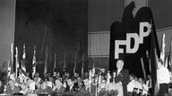 FDP-Vorsitzender Franz Blücher (am Rednerpult) am 27. Juni 1953 in Lübeck während der Eröffnungsrede zum Ausserordentlichen Parteitag
