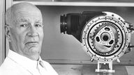 Ingenieurwissenschaftler Felix Wankel  neben einem Modell des von ihm entworfenen Drehkolbenmotors