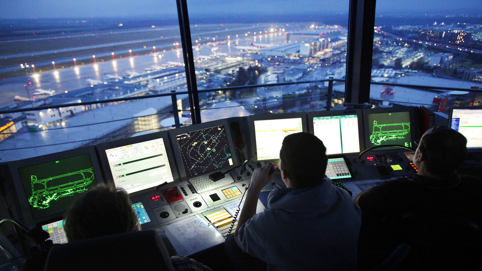 Пункт управления аэродрома. Air Traffic Control. Безопасность полетов. Безопасность полетов фото. Air Traffic авиакомпания.