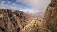 Aussichtspunkt auf Felsvorsprung in den Grand Canyon