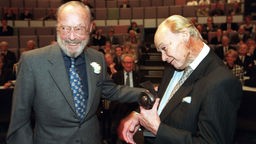 Herzchirurg Clarence Walton Lillehei (re.) bei Preisverleihung mit Prinz Bernhard der Niederlande 