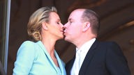 Fürst Albert küsst seine Fürstin Charlene, Monaco