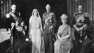 Offizielles Hochzeitsfoto von Georg VI. und Elizabeth Bowes-Lyon mit königlicher Familie