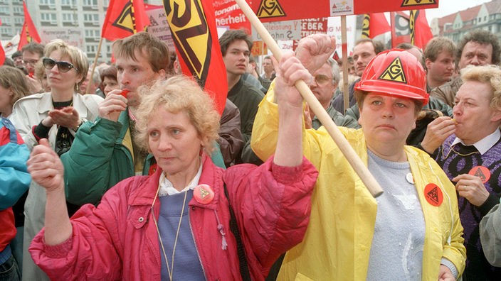  Thüringer Metallarbeiterinnen demonstrieren am 15. April 1993 in der Erfurter Innenstadt gegen die Kündigung der Ost-Tarifverträge durch die Arbeitgeber der Branche