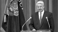 Boris Jelzin an Rednerpult, Fahnen 