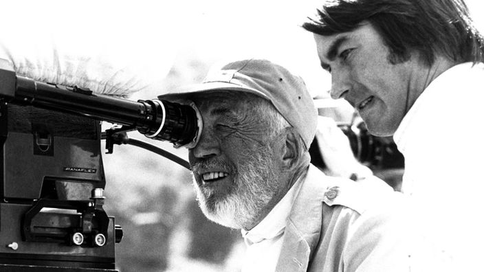 Der amerikanische Filmregisseur John Huston hinter der Kamera (1975)