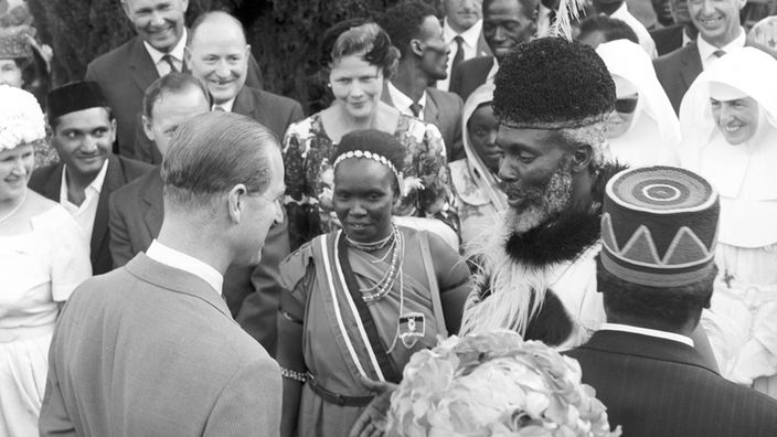 Prinz Philip (li.) und Jomo Kenyatta (re. v. hinten) mit kenianischem Stammesfürsten bei Unabhängigkeitsfeier 1963