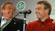 Bundestrainer Jürgen Klinsmann (re.) und DFB-Präsident Gerhard Mayer-Vorfelder, 2004