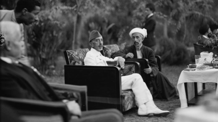 Bildmitte: König Faisal I. von Irak (l.) mit seinem Bruder Abdallah, Emir von Transjordanien, in Bagdad