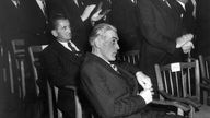 Die beiden kommunistischen Mitglieder des Parlamentarischen Rates, Heinz Renner (l., sitzend) und Max Reimann (r., sitzend) während der Unterzeichnung des Grundgesetzes am 23. Mai 1949