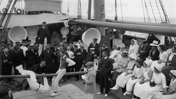 Kreuzfahrt-Passagiere bei einem Gesellschaftsspiel an Bord, um 1912 