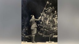 SS-Offizier Karl Höcker zündet die Kerzen am Weihnachtsbaum im KZ Auschwitz an