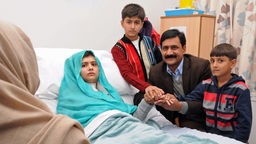 Malala Yousafzai im Krankenhaus mit ihrer Familie nach Attentat am 26.10.2012  