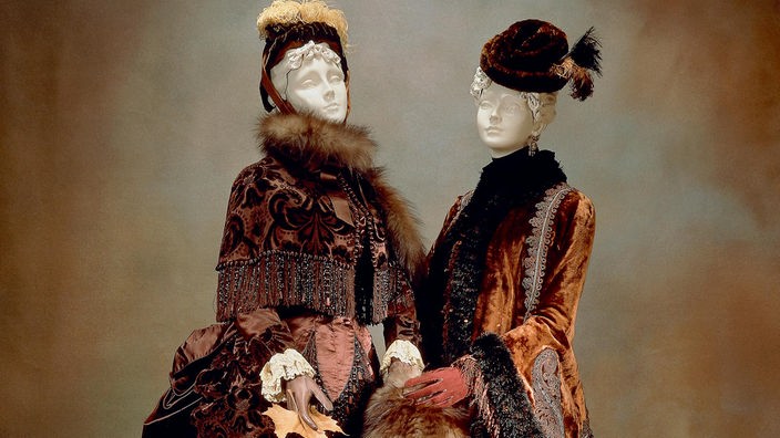 Kleider aus braunem Samt und Satin verziert mit Glasperlen und Straußenfedern von Charles Frederick Worth