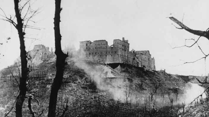 Blick auf das von den alliierten Bombenangriffen in der Schlacht um Monte Cassino (17.1. bis 18.5.1944) zerstörte Kloster (NS-Propagandafoto)