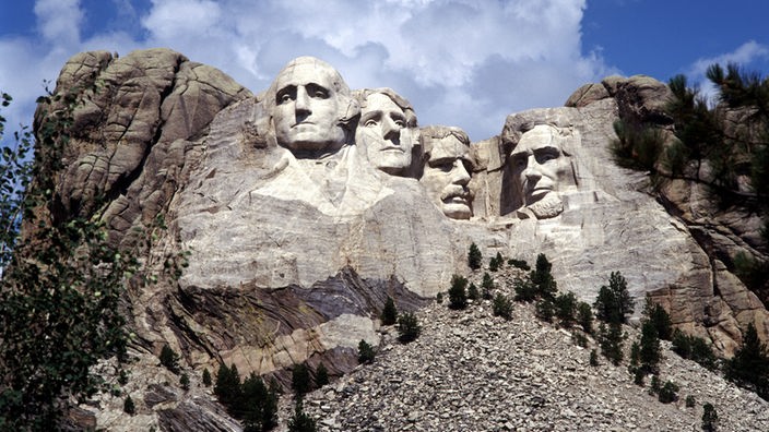 Das "Mount Rushmore National Memorial" mit den Büsten der US-Präsidenten (v.l.n.r.) George Washington, Thomas Jefferson, Theodore Roosevelt und Abraham Lincoln