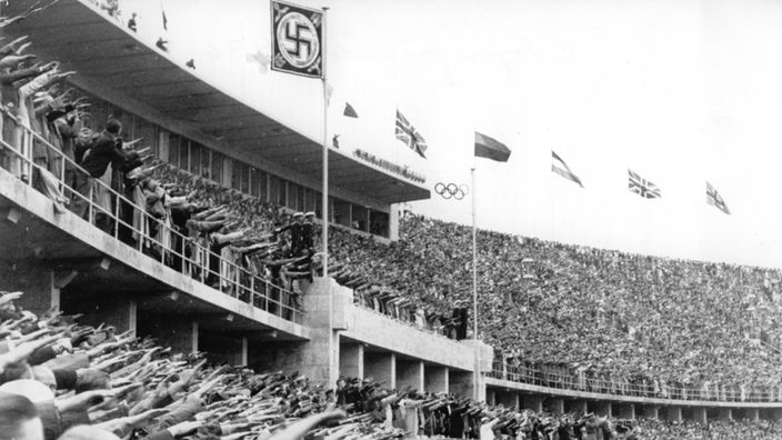 Olympische Sommerspiele in Berlin Eroeffnungsfeier, die Massen zeigen den Hitlergruss. 01.08.1936 in Berlin (Olympiastadion)