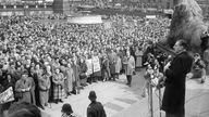 Canon Collins spricht am 4. April 1958 (Karfreitag) zu Demonstranten, die sich am Trafalgar Square in London zu einem Protestmarsch zu Atomwaffen-Forschungsanlage Aldermaston versammelt haben