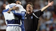 Otto Rehhagel jubelnd nach Griechenlands Sieg bei der Euro 2004