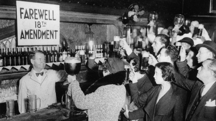 New Yorker feiern das Ende der Prohibition mit Bier (Fotografieie von 1933)