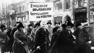 Arbeitslose Frauen demonstrieren in Berlin gegen die Fürstenentschädigung
