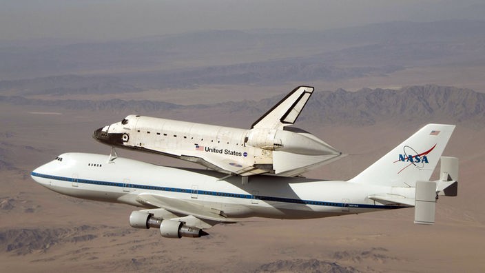 Raumfähre Atlantis huckepack auf Boeing 747 bei letztem Flug ins Museum