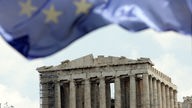 Europäische Flagge weht über dem Parthenon-Tempel auf der Akropolis in Athen am 09.04.2010