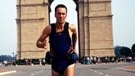Der britische Läufer Robert Garside startet seine Weltumrundung