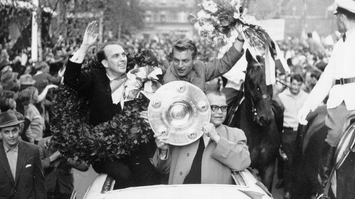 Schalker Meisterspieler 1958 bei Autokorso; mit Meisterschale Gelsenkirchens Oberbürgermeister