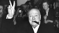 Winston Churchill grüßt am 06.04.1955 mit dem V-Zeichen