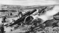  Schwere britische Artillerie feuert im August 1916 bei Fricourt-Mametz während der Schlacht an der Somme