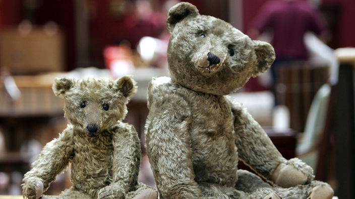 Zwei alte Steiff-Teddybären bei Auktion in London, 2006 